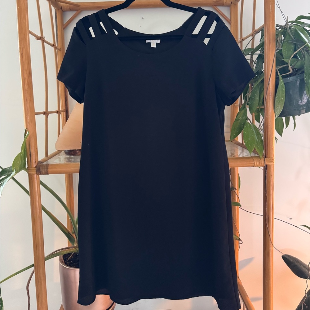 Simple Black Dress with Sleeve Cutout – Effortlessly Stylish